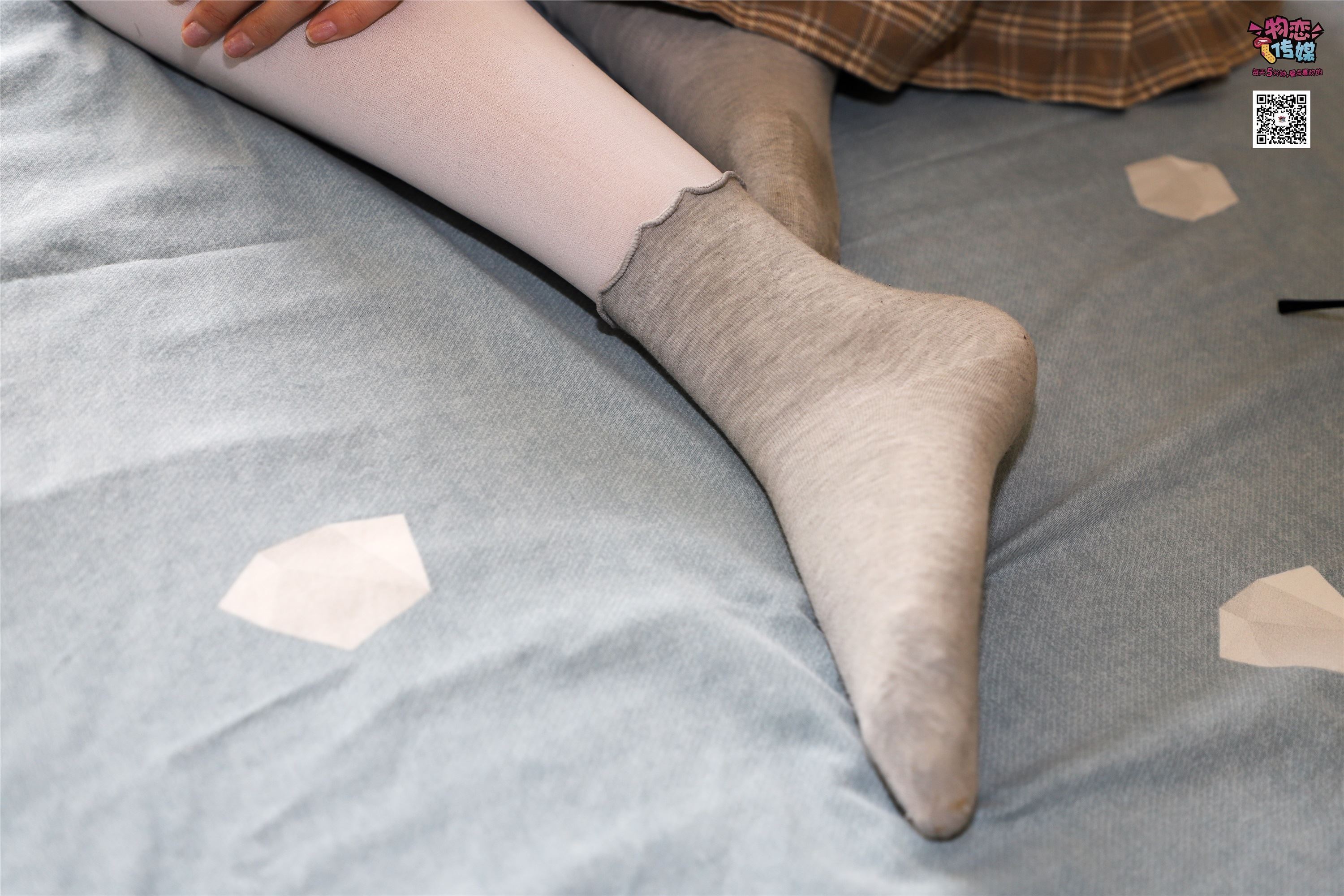 物恋传媒 No.005 JK制服高中小姐姐，棉袜加丝袜